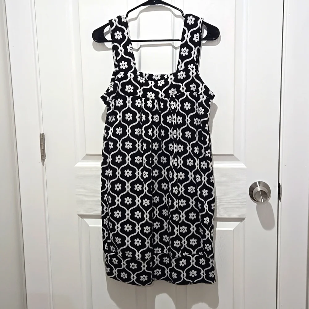 Vertigo Paris black and white sleeveless dress  size M